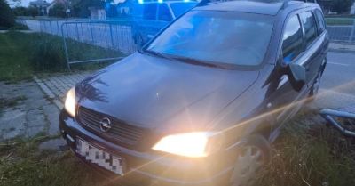Pijany, poszukiwany i z dożywotnim zakazem spanikował na widok policjantów. By uniknąć kontroli gwałtownie skręcił i najechał na barierę ochronną przy