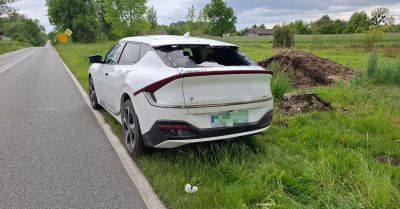 Głową uderzył w tylną szybę hamującej osobówki. Na szczęście cyklista jechał w kasku
